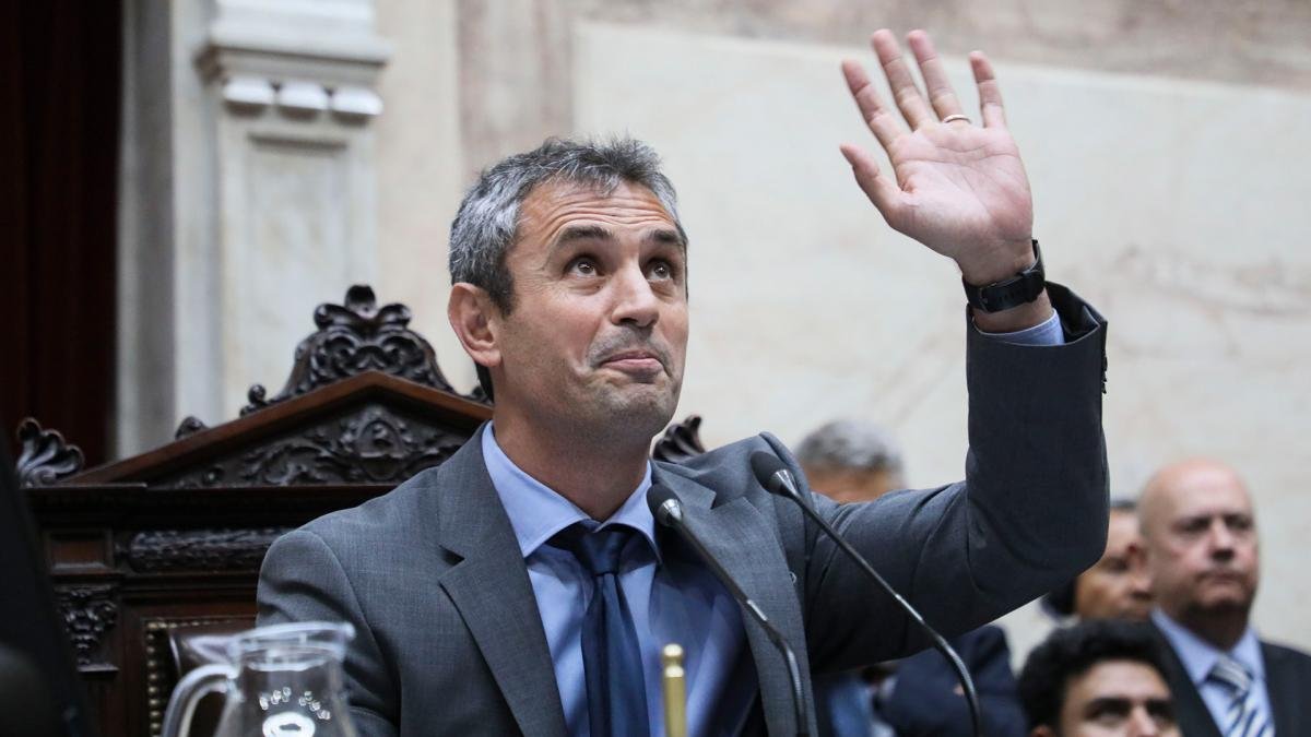 Menem pidi&oacute; acelerar el tratamiento de la ley &laquo;Bases&raquo; porque &laquo;no hay plata&raquo;